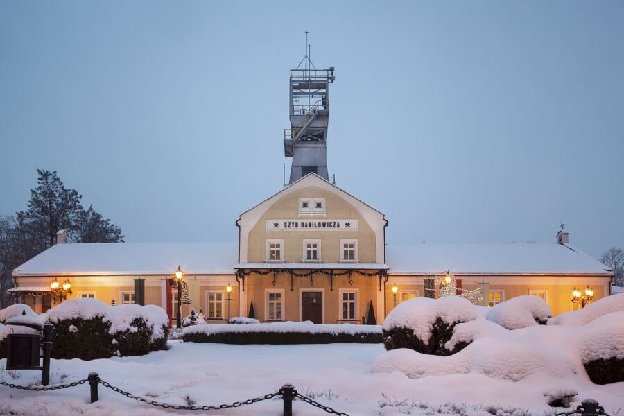 Krakow: River Cruise and Wieliczka Salt Mine Group Tour - Wieliczka Salt Mine: Underground Chapels, Salt Sculptures, and Those Famous Lakes