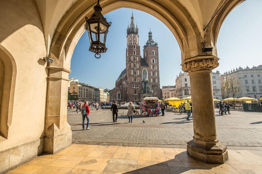 Krakow's Rynek Underground Museum Tour with Ticket and Guide - The Big Moment: Stepping Down to the Medieval Street Level