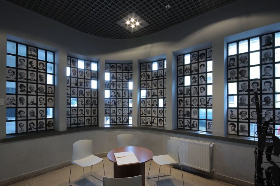 Krakow: Schindler's Factory Expert GuidedTour with Skip-line - Inside the 45-room timeline: a tour that keeps you oriented