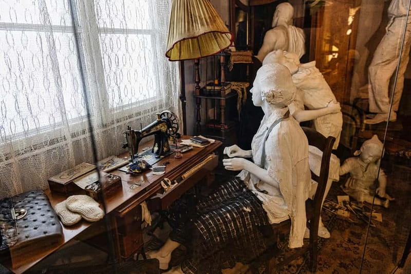 Krakow: Schindler's Factory Ticket and Guided Tour Option - Reconstructed interiors and ghetto passages: what to notice while you walk