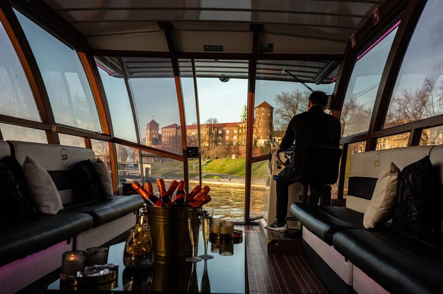 Krakow: Sightseeing Cruise on Vistula River with Audio Guide - Your hour on the river: what you see at each stop