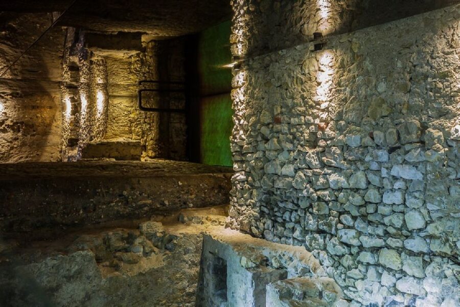 Krakow: Skip-the-Line Rynek Underground Museum Guided Tour - What you should watch for during the walk around the exhibits