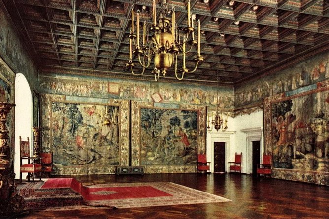 Krakow Skip The Line Wawel Castle and Cathedral Private Tour - Private tour flow: two guides can make it even better