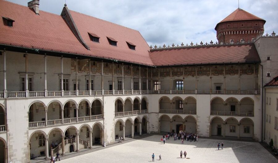 Krakow: Skip the Line Wawel Castle & Cathedral Private Tour - Why a private guide with a special Wawel license changes the experience