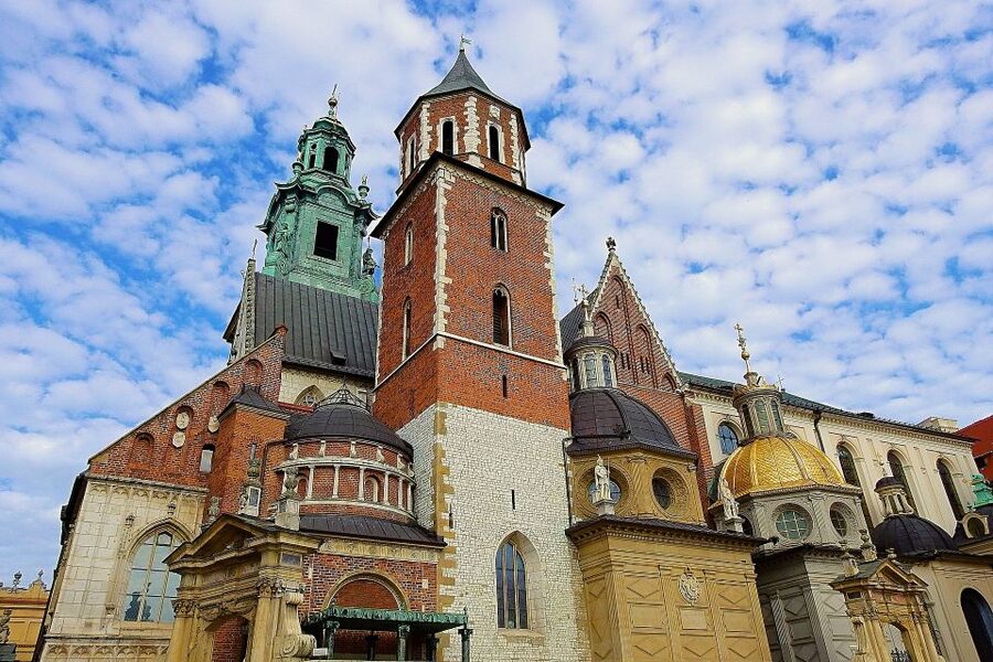 Krakow: Skip-the-Line Wawel Castle & Old Town Guided Tour - Main Market Square and St. Mary’s Basilica Gothic exterior