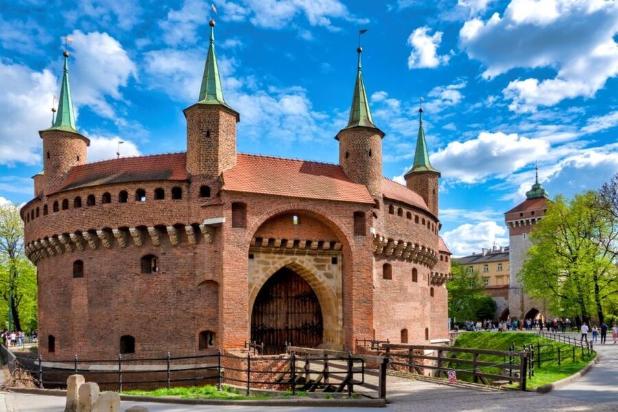 Krakow: St. Mary's Basilica visiting with short guided walk - Quick highlights to know before you go