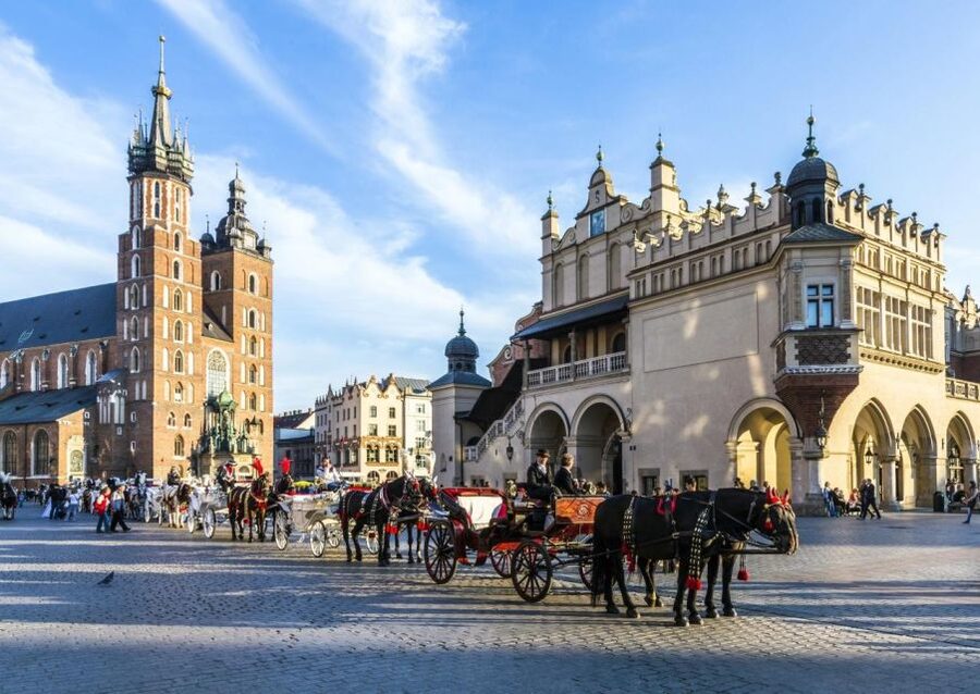 Krakow: St. Mary's Basilica visiting with short guided walk - The 90-minute walking route: medieval streets, an old academic district, and defensive wall traces