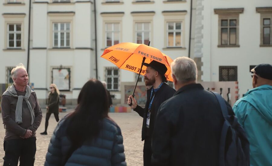Krakow: The Old Town Walking Tour - Guide quality: the storytelling factor that makes the walk click