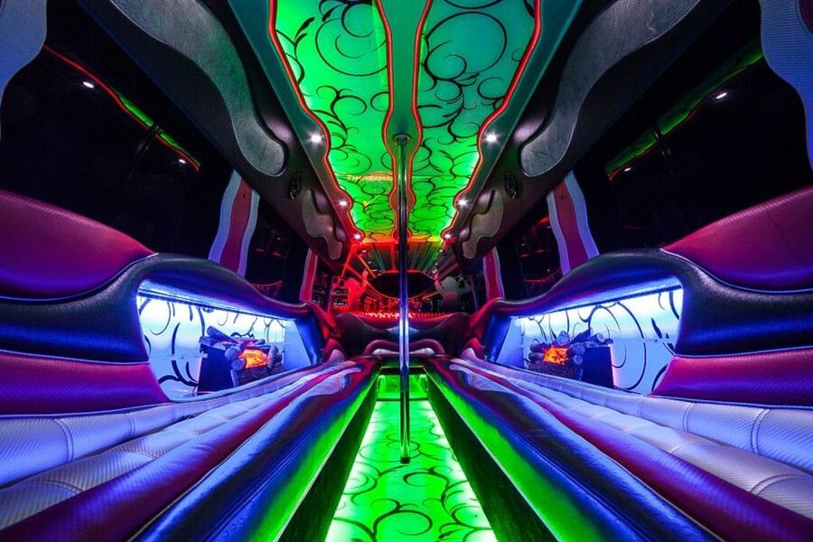 Kraków: VIP Limo Party Tour with Drinks & Club Entry - VIP entry and reserved table, the real payoff at the club