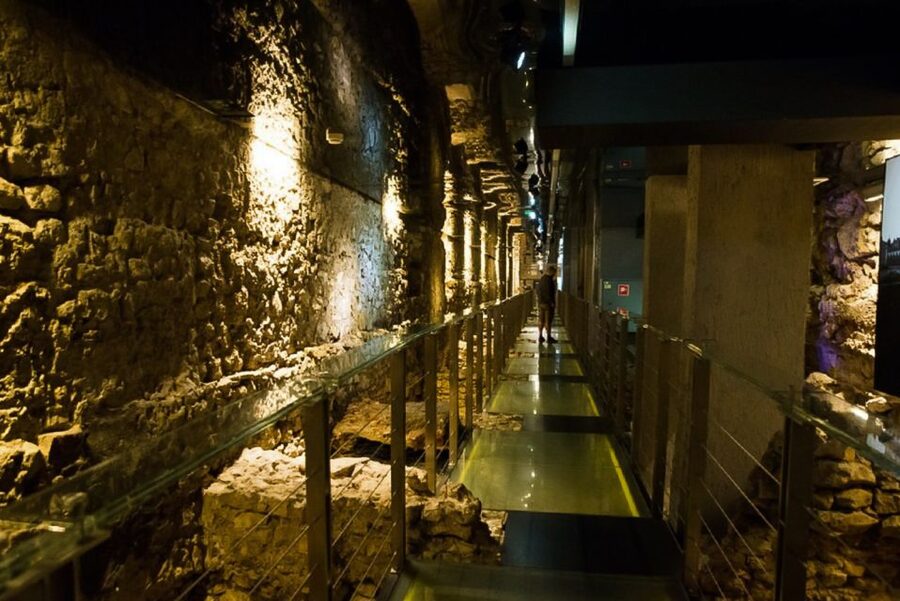 Krakow: Wawel Castle, Cathedral, Rynek Underground & Lunch - Entering Wawel in one smart move: castle, cathedral, underground