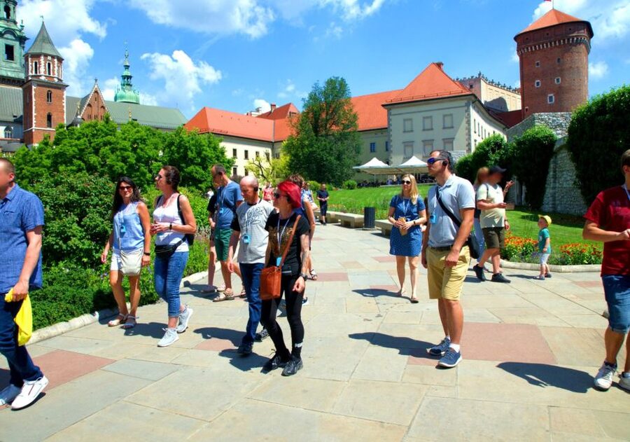 Krakow: Wawel Castle Guided Tour with Entry Tickets - Your guided visit: royal rooms, exhibitions, and the art angle