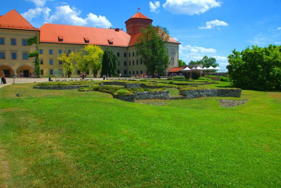 Krakow: Wawel Castle Guided Tour with Entry Tickets - Price and value: why around $35 can make sense at Wawel