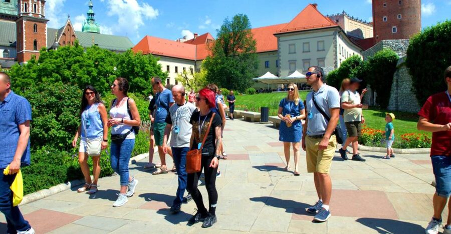 Krakow: Wawel Castle Guided Tour with Entry Tickets - From Kanonicza 25 to Wawel Hill: a short start that sets the tone