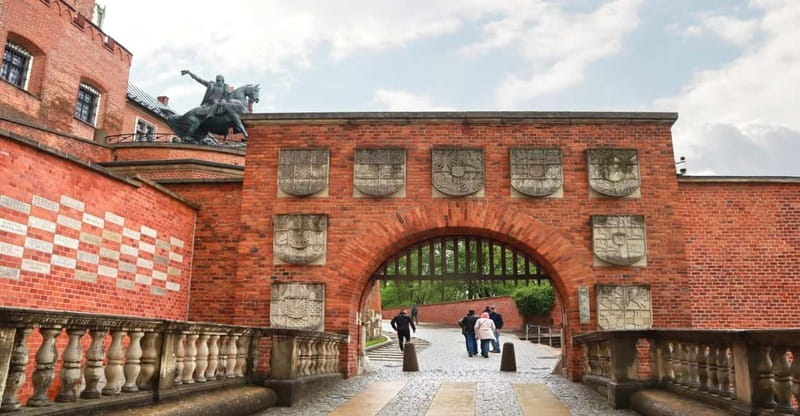 Krakow: Wawel Cathedral Guided Tour with Admission Tickets - The Coronation Story: Royal Power Under the Same Roof