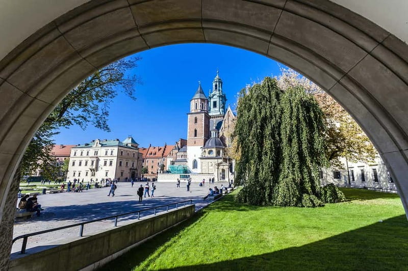 Krakow: Wawel Hill Audioguide Tour - Main Courtyard: Where the Royal Castle Story Becomes Visual
