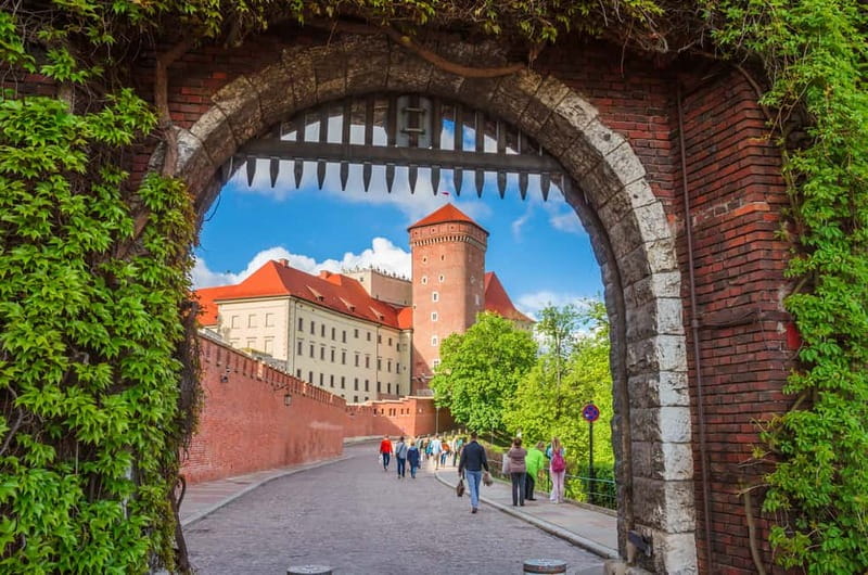 Krakow: Wawel Hill Audioguide Tour - Meeting at Tourist Information Bracka 15 and the Walk Toward Wawel Hill