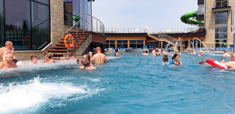 Krakow: Zakopane, Gubałówka & Thermal Baths – Full-Day Tour - Chochołów: A Quick Walk Through Highlander House Country