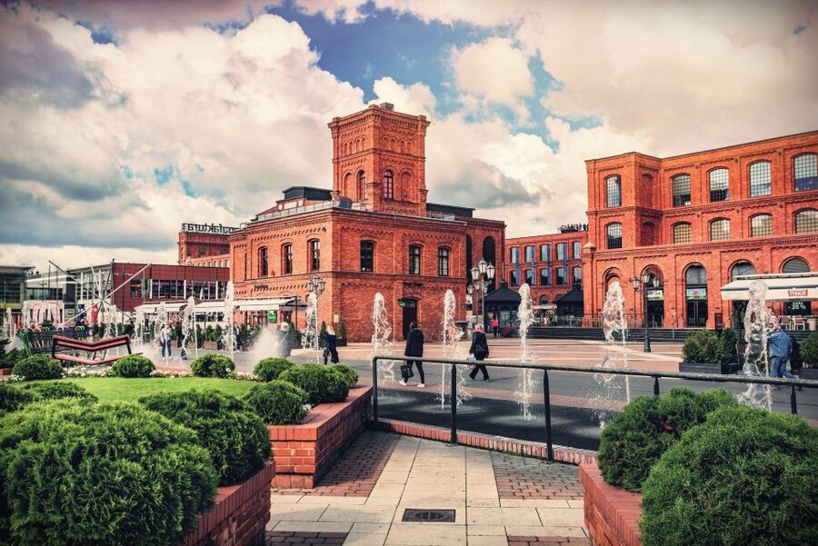 Lodz: Private City Walking Tour - Old Town Square: the before-and-after of World War II, in architecture you can read