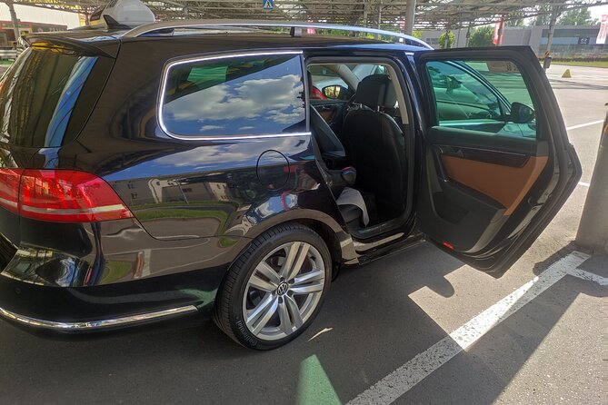 Luxury airport transfer from Lodz to Warszawa Chopin Airport - Comfort on the road, with bottled water and real-world luggage space