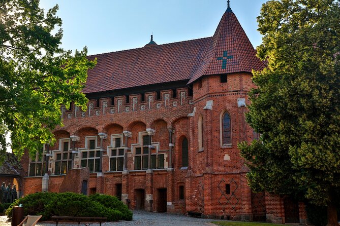 Malbork Castle Tour: 6-Hour Private Tour to The Largest Castle in The World - Driver plus guide: why the route narration can be part of the value