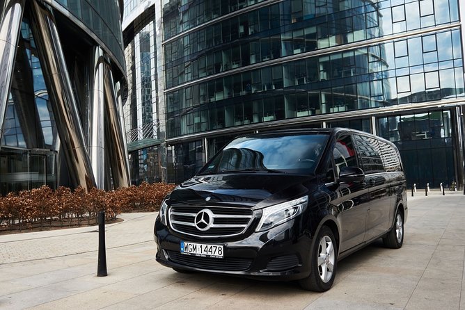 Mercedes with a driver at your disposal in Warsaw (4-8-12 hours) - Price and value: when this makes sense