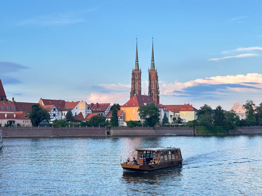 Night tour through Wroclaw - Cathedral Island and Tumski Bridge: the calm shift toward the finish