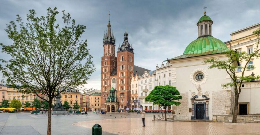 Old Town short guided walk with entry to St. Mary's Basilica - Main Market Square and Cloth Hall: merchants, trade, and why the square feels important