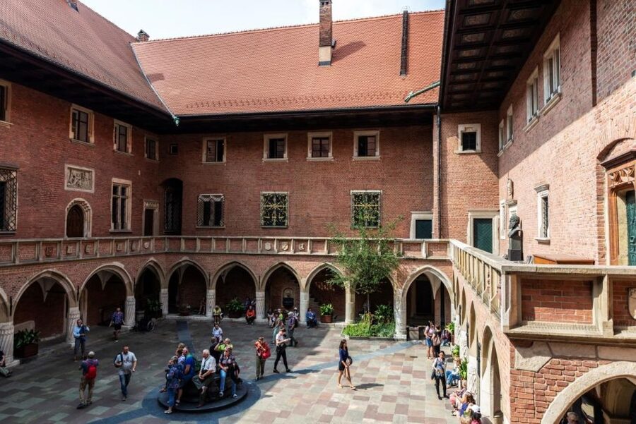 Old Town short guided walk with entry to St. Mary's Basilica - What is not included, and what to plan for