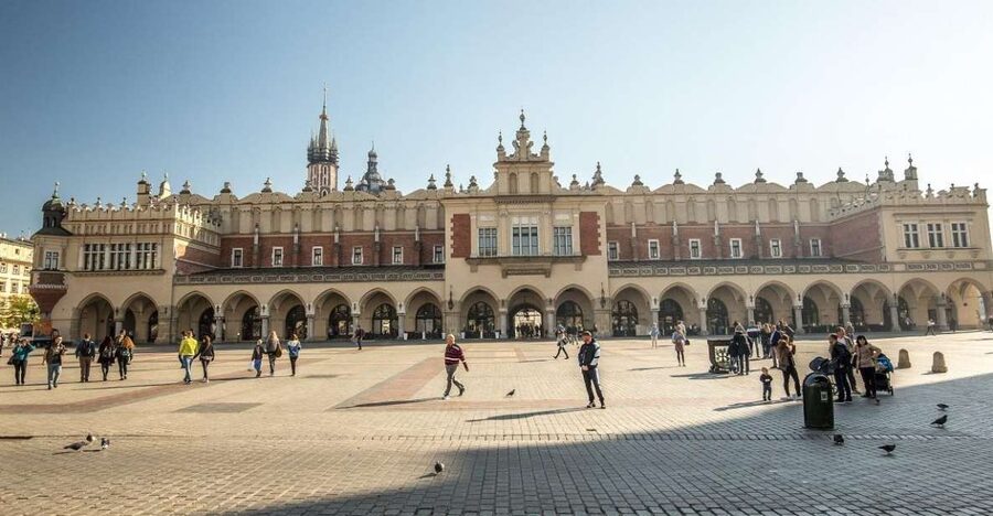 Old Town, St. Mary's Basilica and Rynek Underground Tour - Cloth Hall, merchant stories, and what trade built in Kraków
