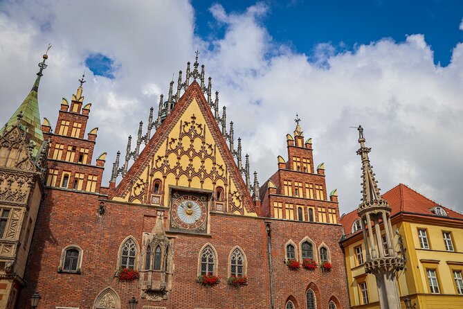 Old Town Wrocław Walking Tour - Rynek Market Square: pillory, Cloth Hall passages, and mixed styles