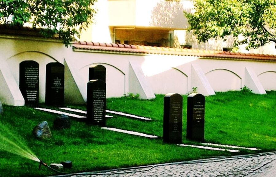 Poznan: Private Jewish Heritage Tour - Wolnosci Square and the Idea of Eternal Rest