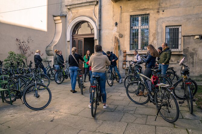 Private Bike Tour in Krakow - Stare Miasto: Barbakan, Planty Park, Grote Markt, and Castle views by the Wisla