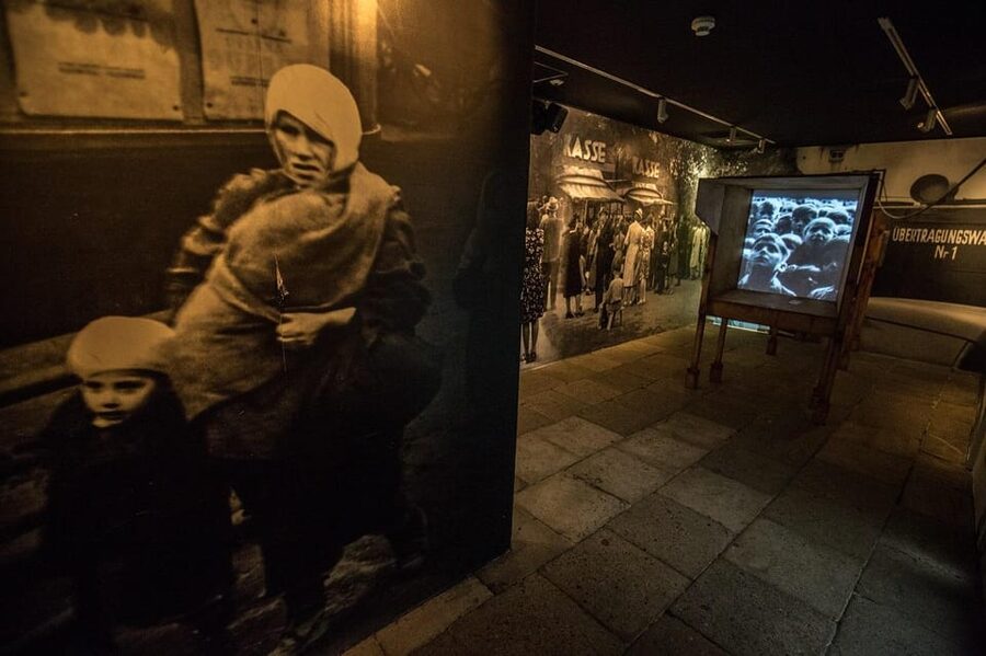 Schindler's Factory and Jewish Ghetto Guided Tour - Timing, crowd flow, and why the group size feels real