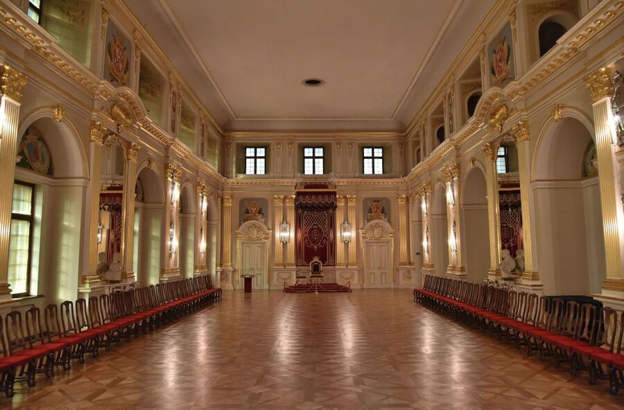 Skip-the-Line Warsaw Royal Castle Private Guided Tour - Optional add-on: the 1-hour Old Town walk from Castle Square to Starówka