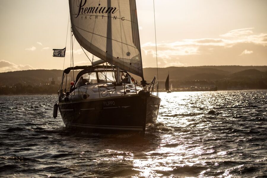 Sopot: Sunset Yacht Cruise with Welcome Drink - Sunset sailing over Sopot and the Tri-City