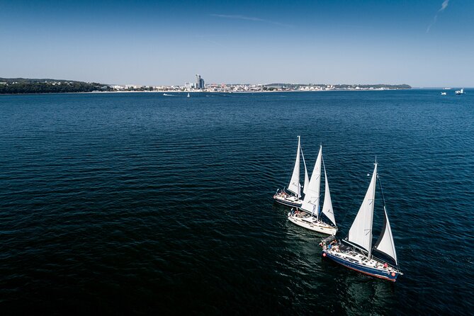 Sopot Yacht Cruise Around the Bay with Welcome Drink - The guide and why the group size matters