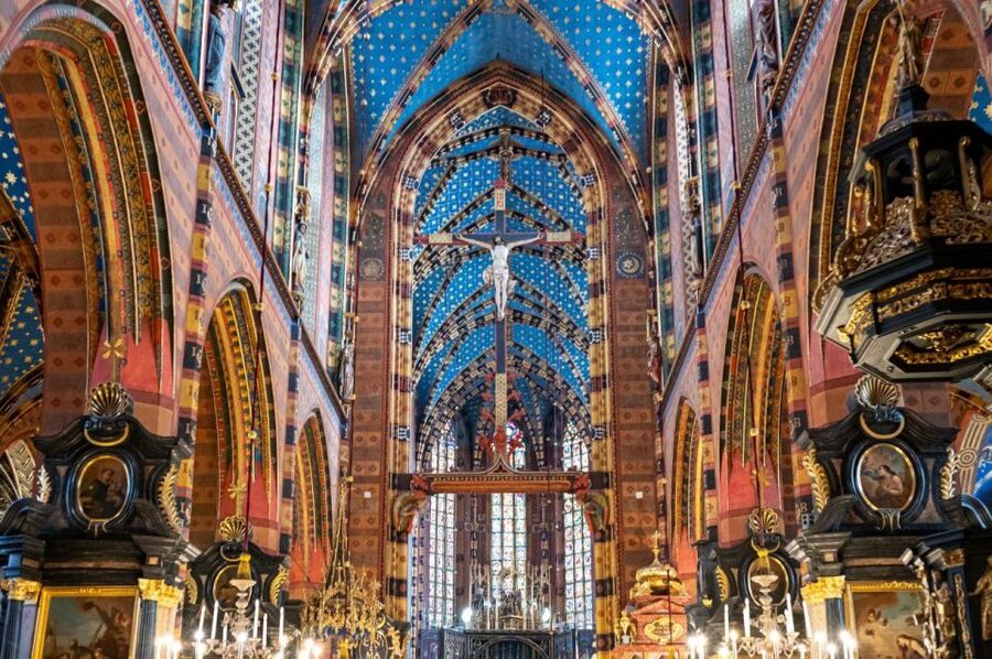 St. Mary's Basilica and more - a short walk with a guide - Entering St. Mary’s Basilica, where the woodcarving sets the mood