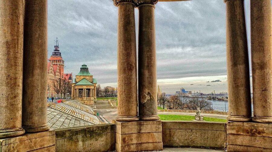 Szczecin: Old Town Highlights Private Walking Tour - Chrobry Embankment monuments and the National Museum in Szczecin