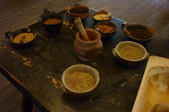 Torun Living Museum of Gingerbread and Old Town Private Walking Tour - The Living Museum of Gingerbread workshop, what you really do