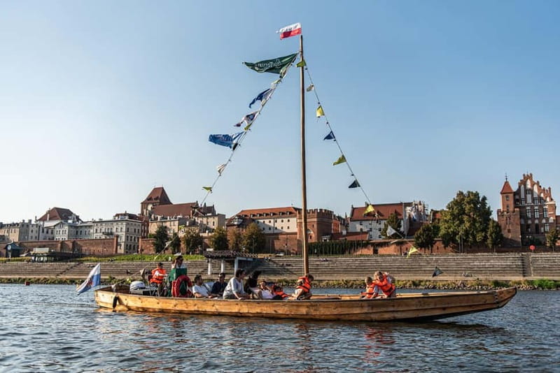 Toruń: Sunset on the Vistula From a Traditional Boat. - Getting on the boat: Bulwar Filadelfijski under Brama Żeglarska