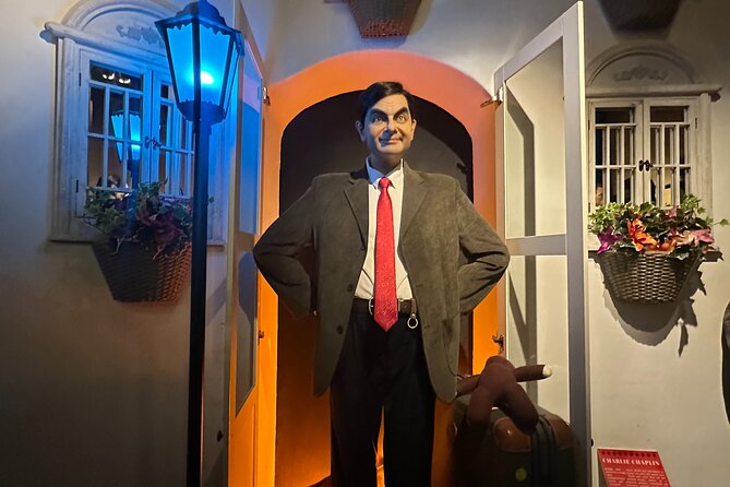 Tower of Secrets (Wax Figure Museum, Horror House and much More) - Pirates Adventure and the Mirror Maze: the playful break between photos
