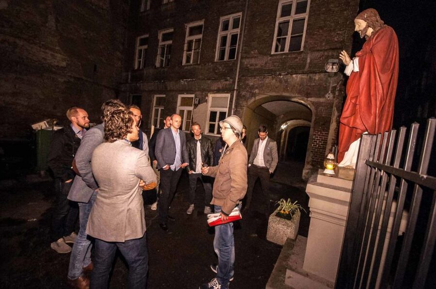 Warsaw: Evening History and Pubs Tour by Retro Minibus - Grzybowski Square and the Pavilions: Where the Night Starts