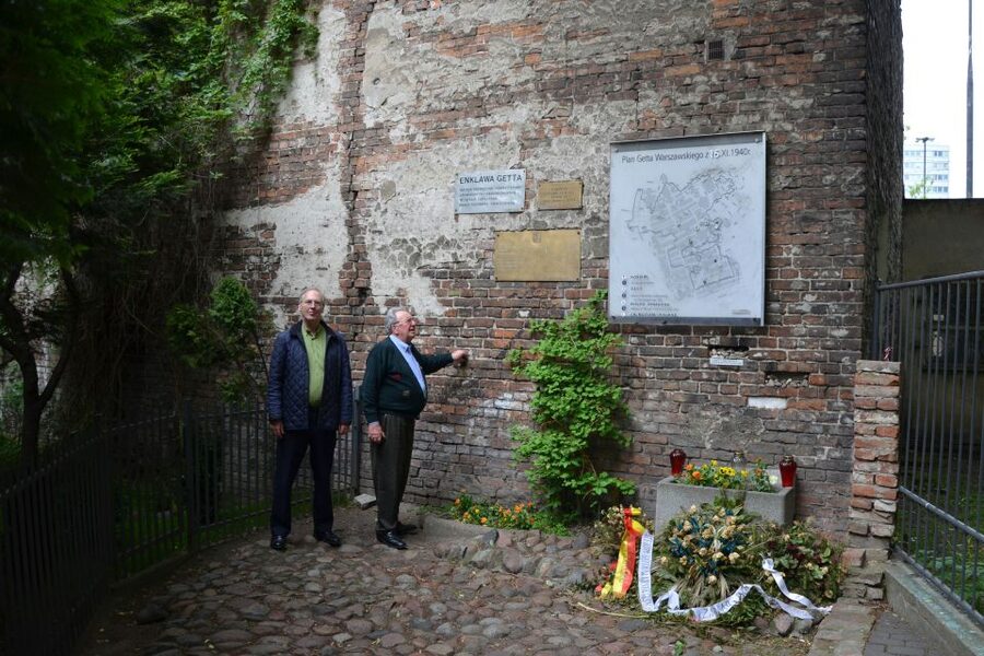 Warsaw: Historic Private Tour in Retro Fiat - The guides: what makes this tour feel personal