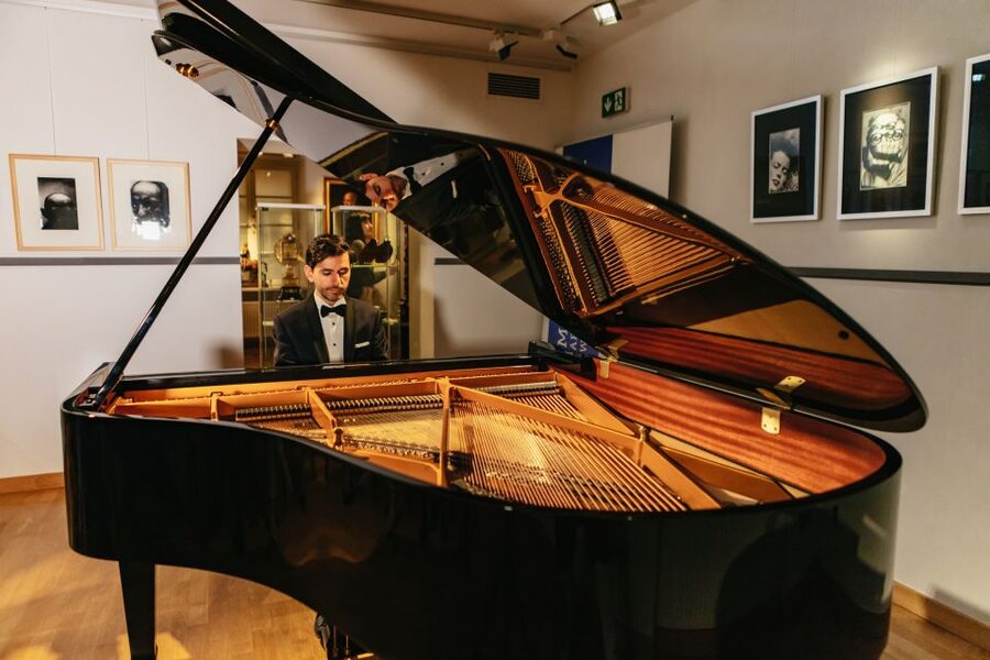 Warsaw: Live Chopin Piano Concert - Paintings + piano: a calm cultural add-on that does not distract