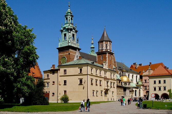 Wawel Castle and Cathedral Guided Walking Tour in Kraków - Why Wawel feels bigger when someone narrates it