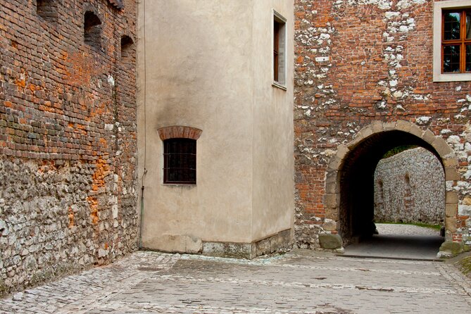 Wawel Castle and Cathedral Guided Walking Tour in Kraków - English guide experience and group size: what it feels like in practice
