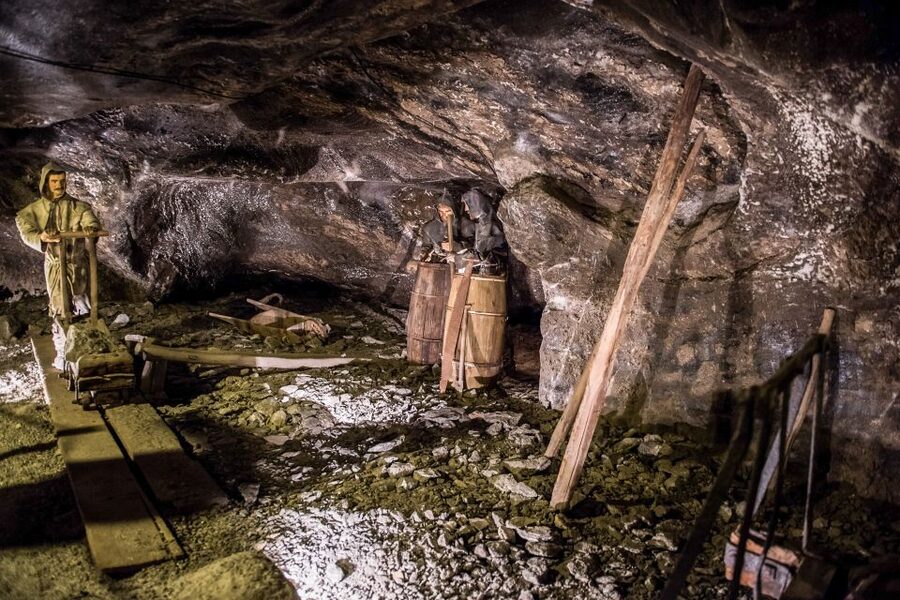 Wieliczka Salt Mine Tour Including Hotel Pick-Up - Descending into Wieliczka: the 378-stair wooden descent
