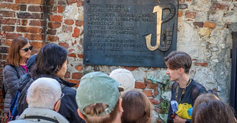 World War II in Krakow Walking Tour in English - Meeting Point by Wawel Hill and How the 150 Minutes Flow