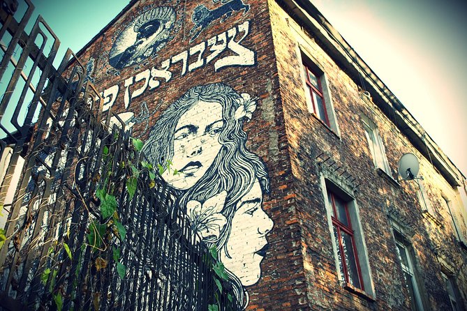 World War Two in Krakow: Jewish Quarter & Ghetto Tour - Stop 1: Szeroka Street and the Jewish Quarter in One Glance