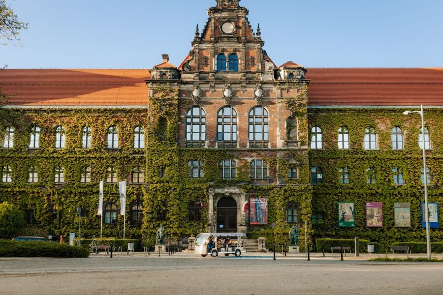 Wroclaw: 2-Hour Private Guided Tour by Electric Car - The live guide and audio system: how the storytelling is delivered